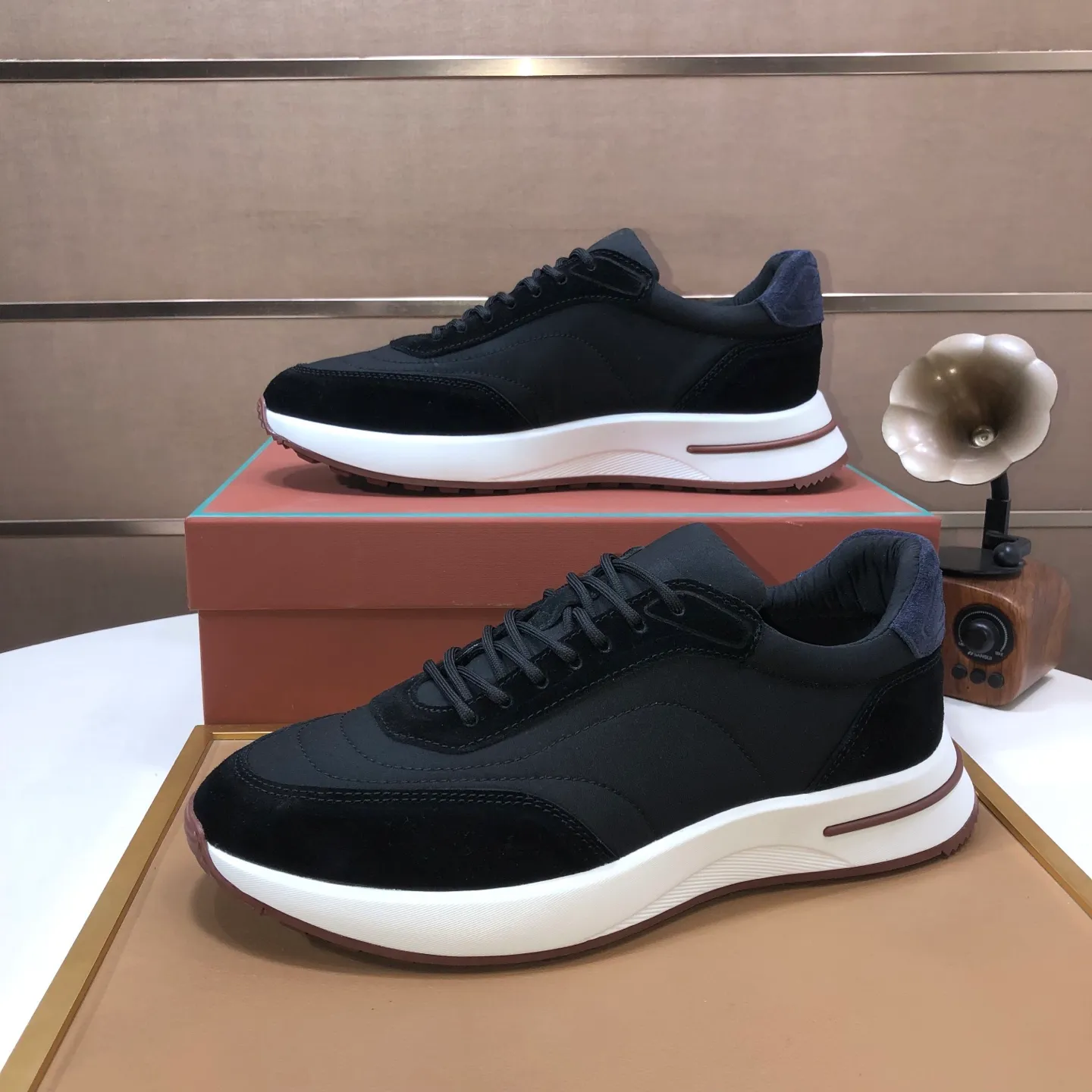 Men's shoes 💰600💰[𝐥𝐨𝐫𝐨 𝐏𝐢𝐚𝐧𝐚] lp classic loafers, an Italian treasure brand, the only brand that can match Hermès! Only after wearing it do we realize that we cannot let down our feet. The upper is imported cashmere, the lining of water-dyed cowhide ➕ the cowhide feet, the official original glass rubber outsole, and the pendant. Exclusive original packaging (tag ➕ brand paper ➕ outer box ➕ hand bag) code number: 38-45